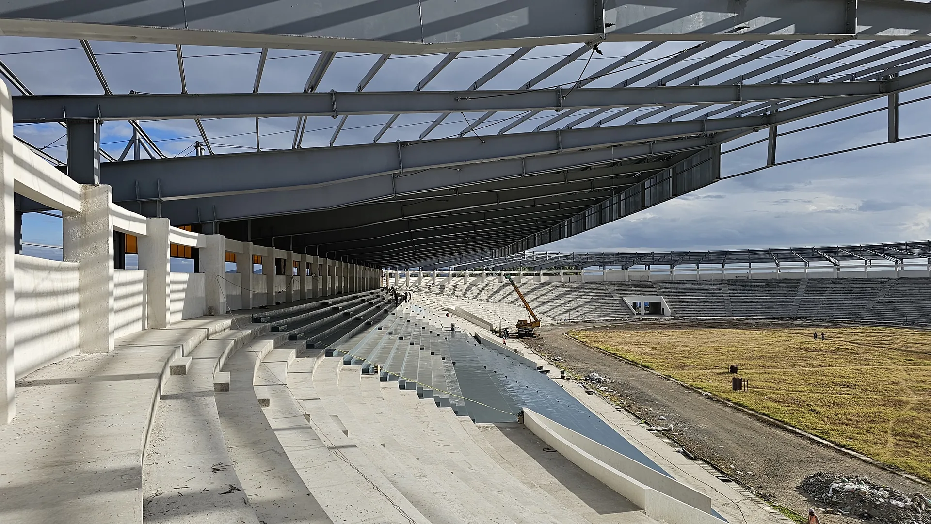 Large stadium roof structure — university and public facilities scale