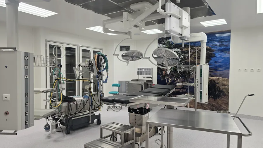 Operating theatre equipped with specialist clinical systems