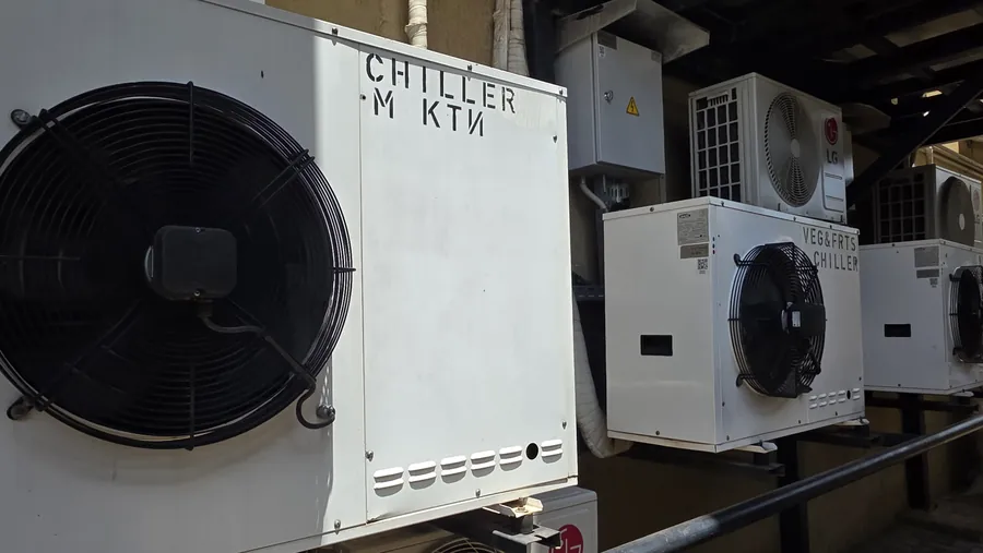 Refrigeration condensing units and chillers installed on site