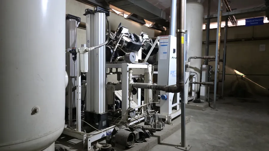 Hospital medical gas and vacuum plant room