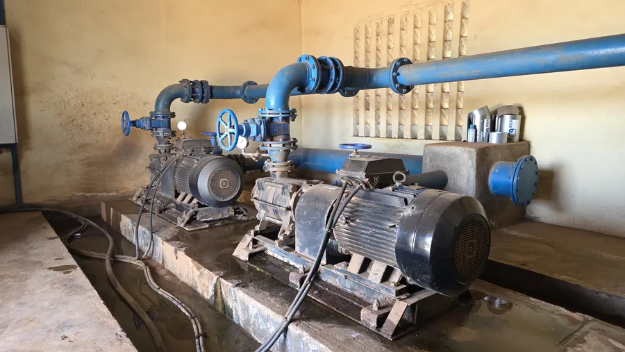 Water booster pump set and distribution pipework