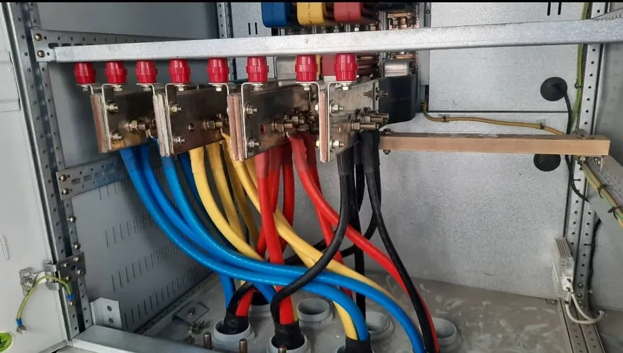 Low-voltage distribution panel with colour-coded power cabling